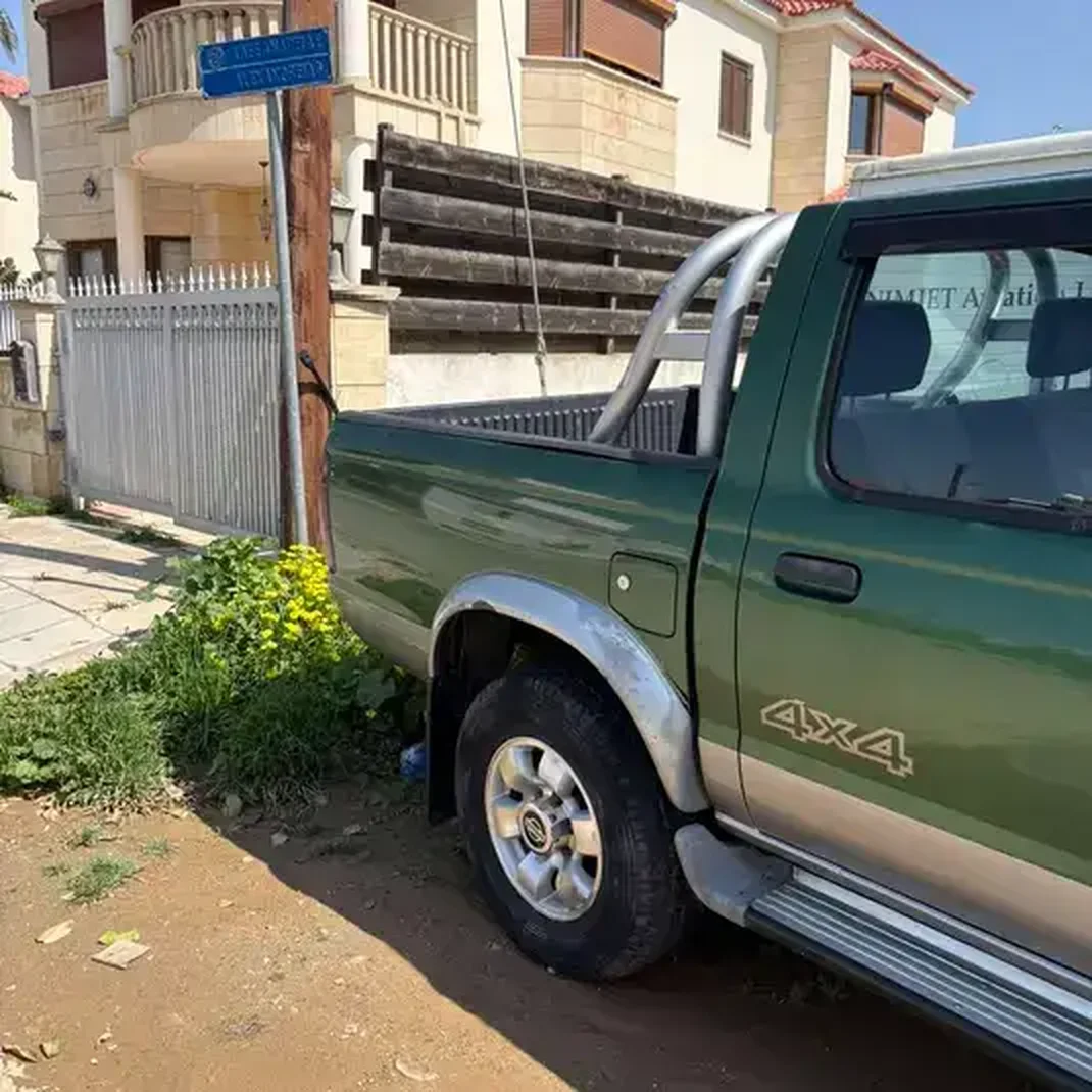 Nissan Navara 2000