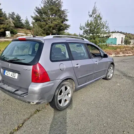 2005 Polite Suzuki 2005 tetraporto automato oikonomiko me ola ta xartia Cyprus