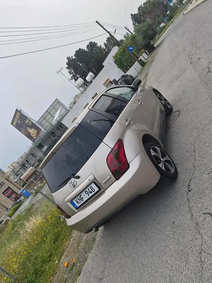Toyota IST 2003